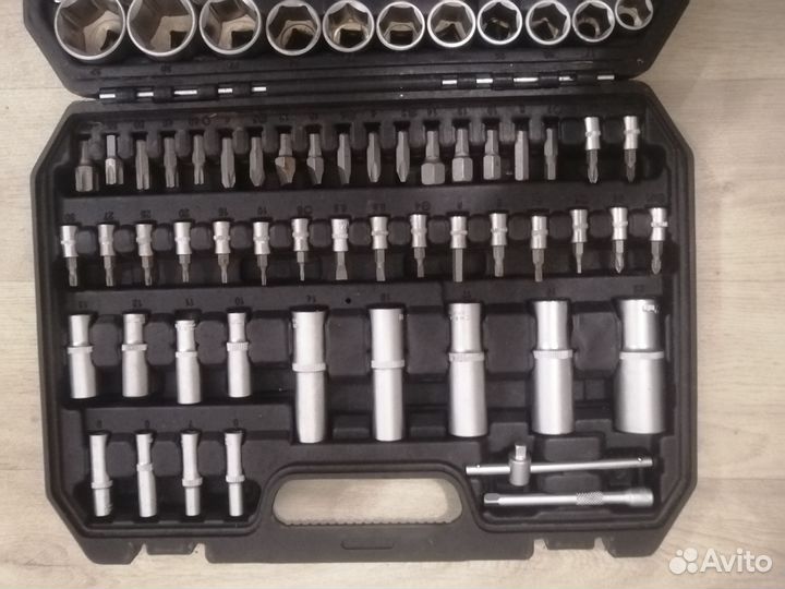 Набор ключей с трещеткой в кейсе