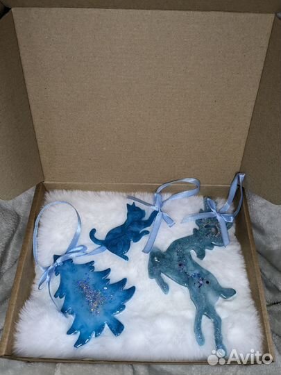 Ёлочные игрушки, олени, ёлочки, коты