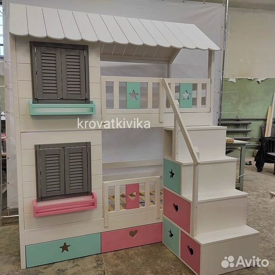 Детская кровать домик с лестницей комодом