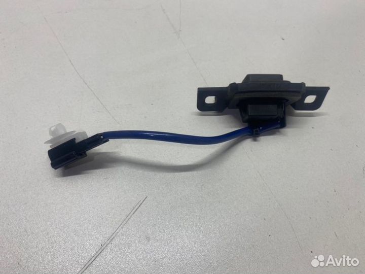 Кнопка открывание багажника задняя Toyota Camry