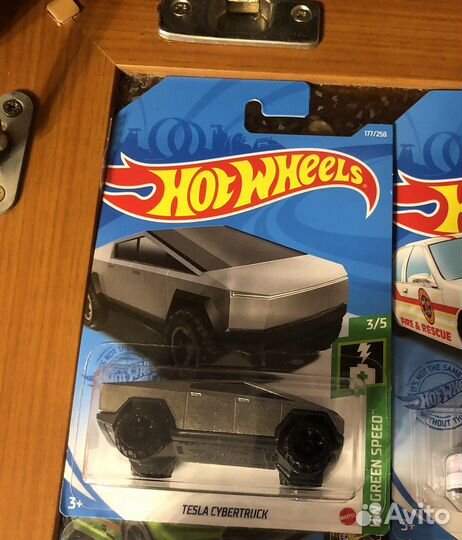 Машинка Tesla Cybertruck hot wheels