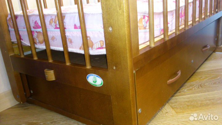 Детская кроватка-маятник