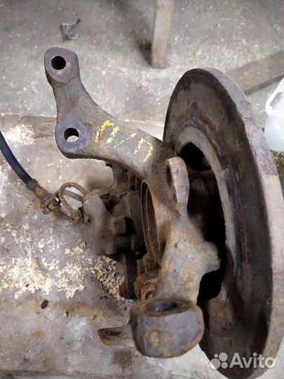 Поворотный кулак правый Фольксваген Пассат б3