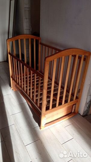 Детская кроватка с маятником