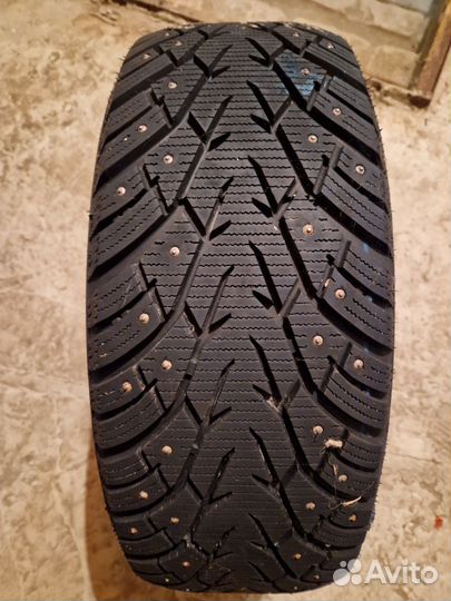 Royal Black Royal Stud 205/55 R16