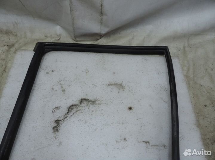 Уплотнитель стекла двери задний левый Suzuki Swift