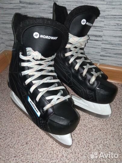 Коньки хоккейные 35р