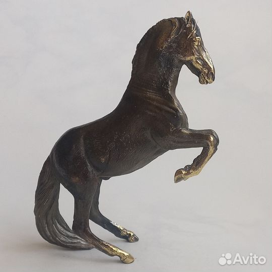 Большой бронзовый конь. Бронзовая статуэтка коня