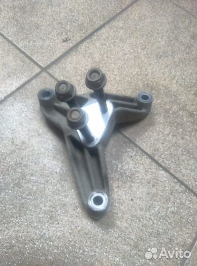 Кронштейн крепления МКПП Вольво S 40 I поколения