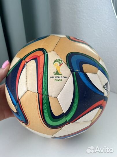 Футбольный мяч adidas brazuca 2014