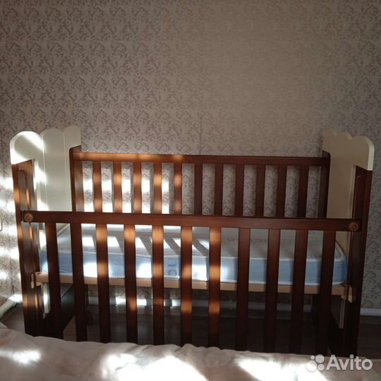 Детская кроватка с матрасом