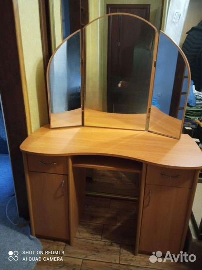 Туалетный столик с зеркалом