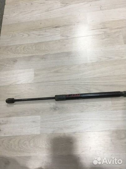 Амортизатор стойка багажника Renault fluence