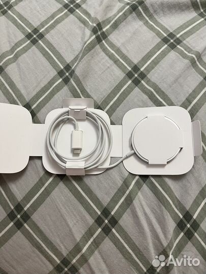 Беспроводное зарядное устройство Apple MagSafe