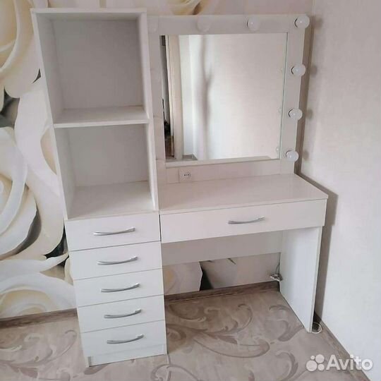 Стол гримерный