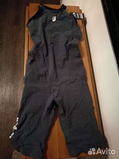 Женский костюм с закрытой спиной