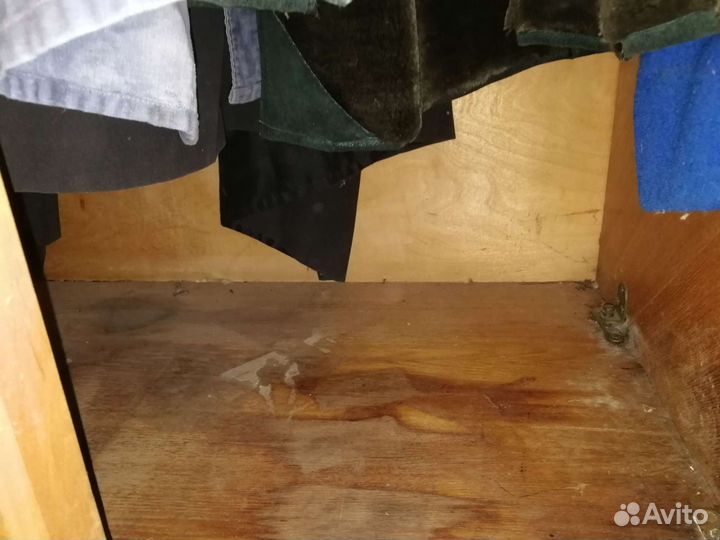 Старинный одежный шкаф