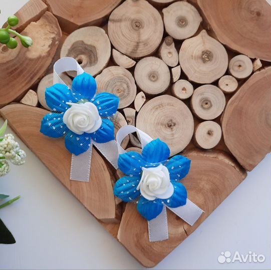 Бутоньерки для гостей в ярко-голубом цв