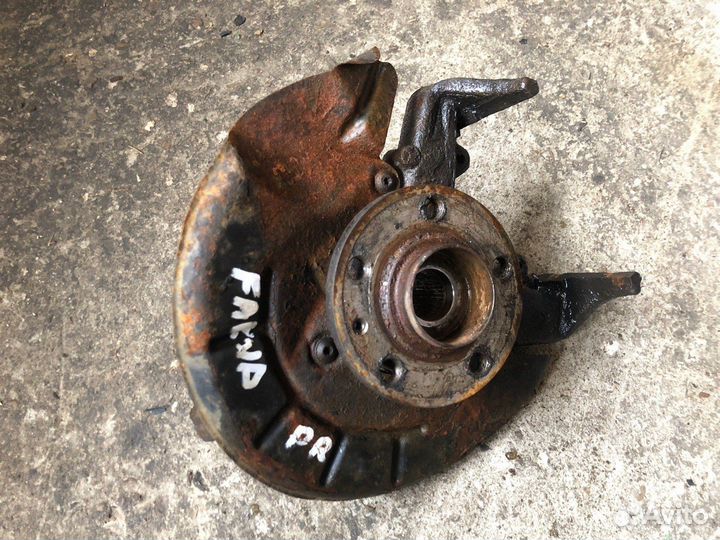 Поворотный кулак передний правый Skoda Fabia 2