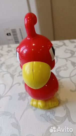 Красный попугай