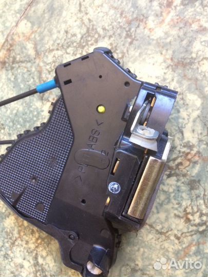 Замок двери передней правой Toyota Camry 30