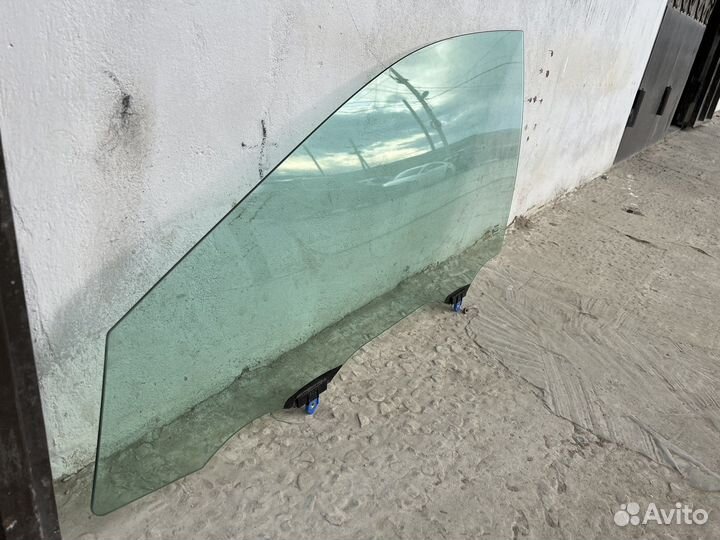 Стекло двери Camry v70 переднее левое