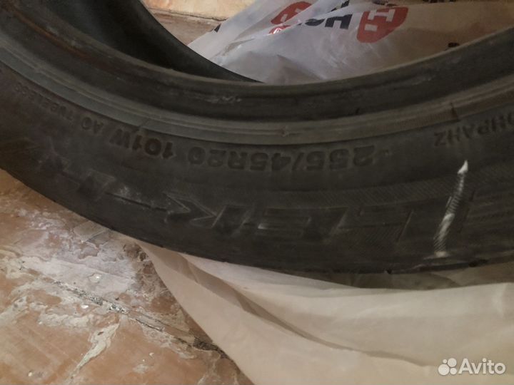 Bridgestone Dueler H/P 255/45 R20