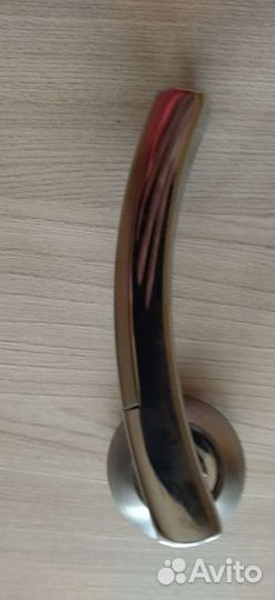 Личинки и ручка для дверей