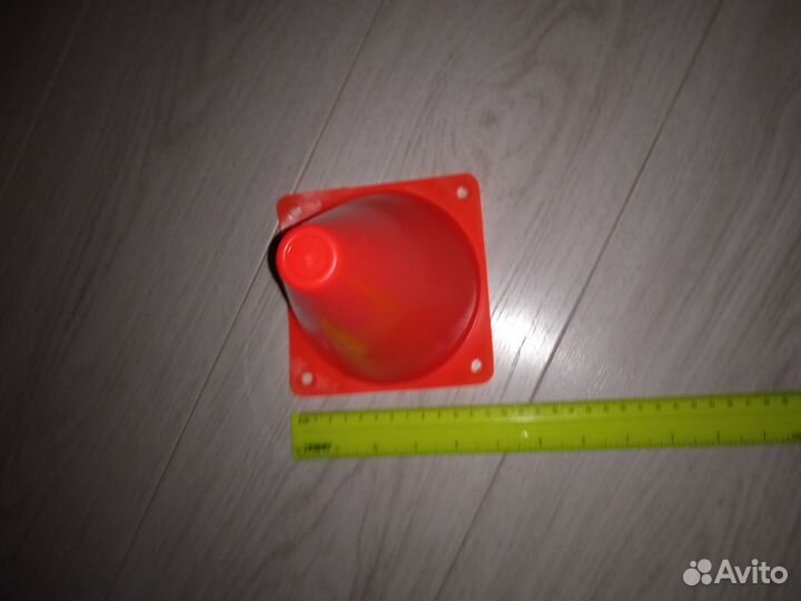 Конус яркий новый 16см высота