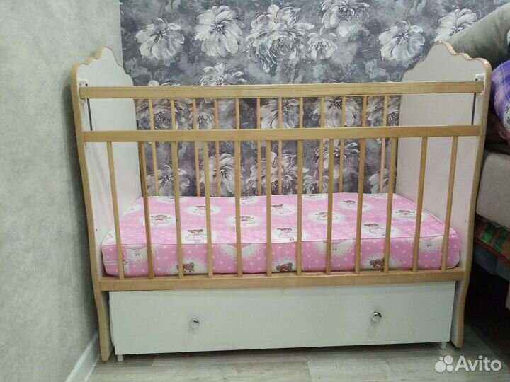 Детская кроватка с маятником и ящиком