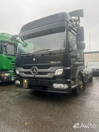 Стекло фары правое Mercedes Atego