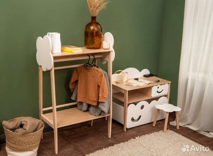 Детский стеллаж вешалка Монтессори