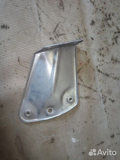 Кронштейн крыла переднего Skoda Octavia