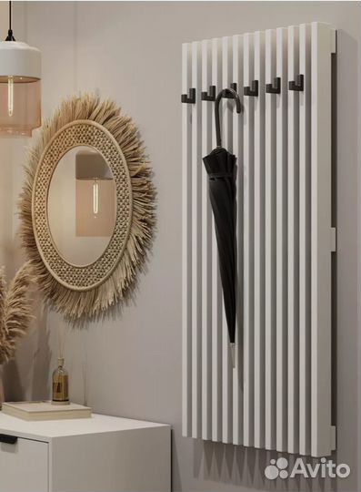 Вешалка настенная с рейками