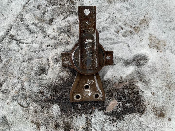 Подушка двигателя правая lancer 9 лансер