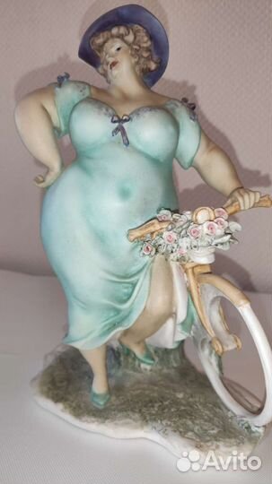 Capodimonte Толстушка с велосипедом