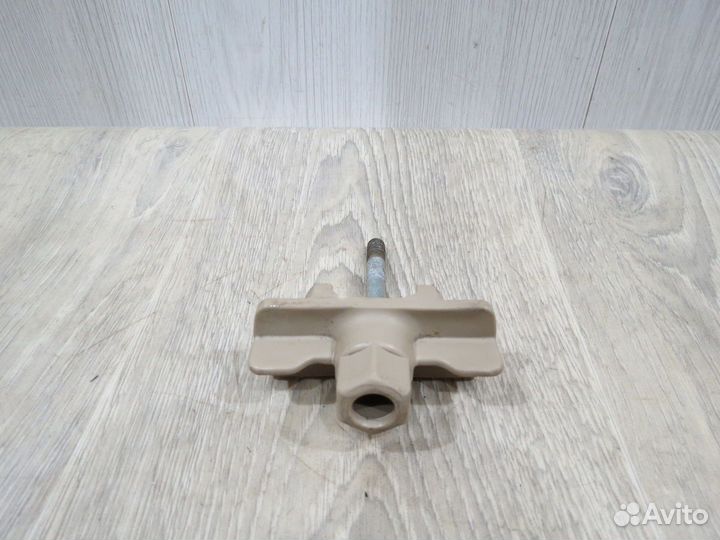 Болт крепления запасного колеса Kia Rio 3