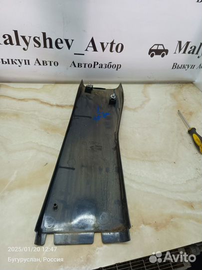 Обшивка центральной стойки левая нижняя Opel Omega