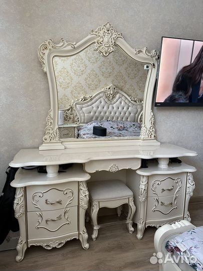Туалетный столик с зеркалом и пуфик 