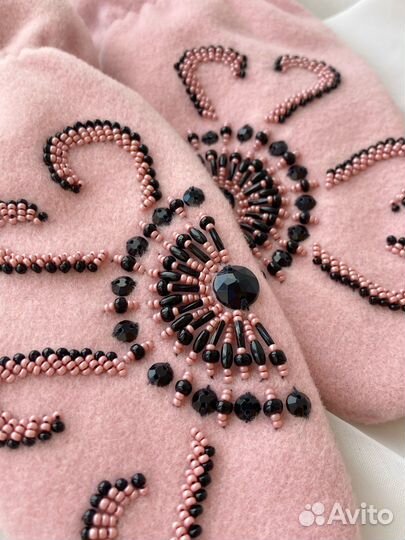 Варежки кашемировые с вышивкой розовые