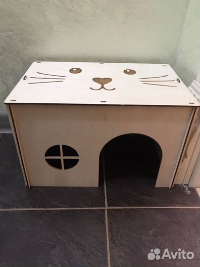 Деревянный домик для кошки или кролика