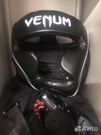 Боксерские перчатки и шлем Venum