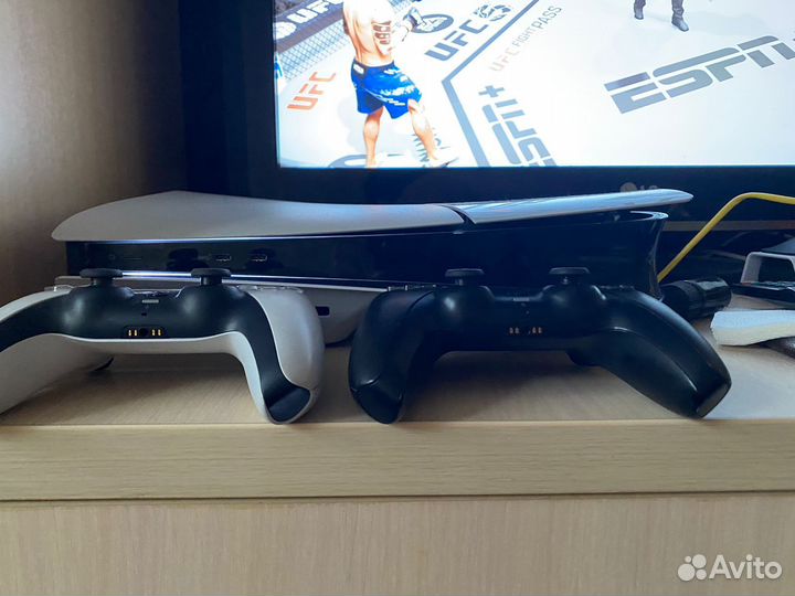 Sony PS5 с дисководом и с двумя геймпадами