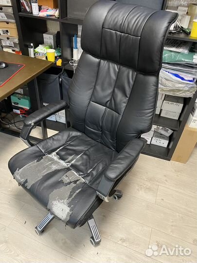 Офисное кожаное кресло руководителя