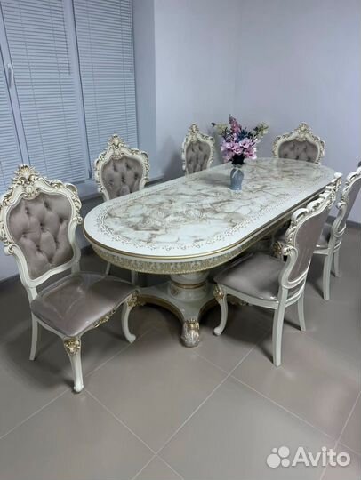 Стол и стулья