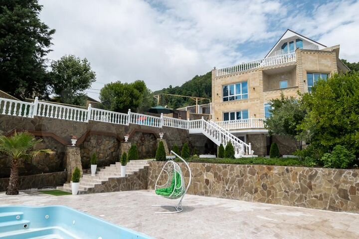 Коттедж 410 м² на участке 10 сот.