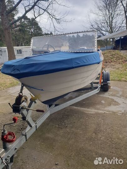 Лодка с мотором и прицепом