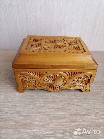 Шкатулка деревянная резная