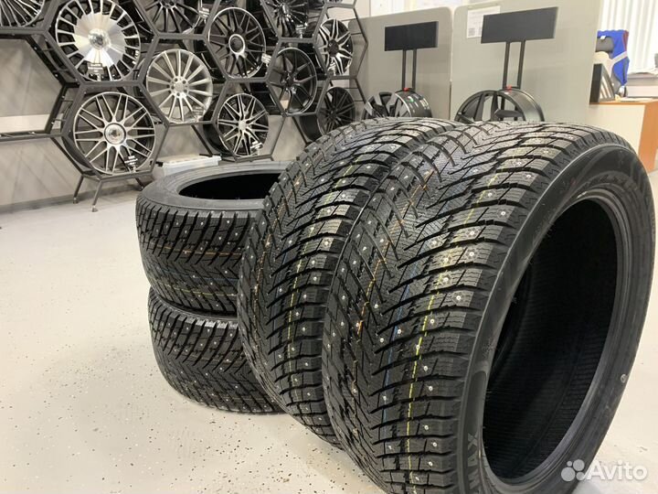 Zmax Winternova Stud II 225/45 R18 и 255/40 R18 95T