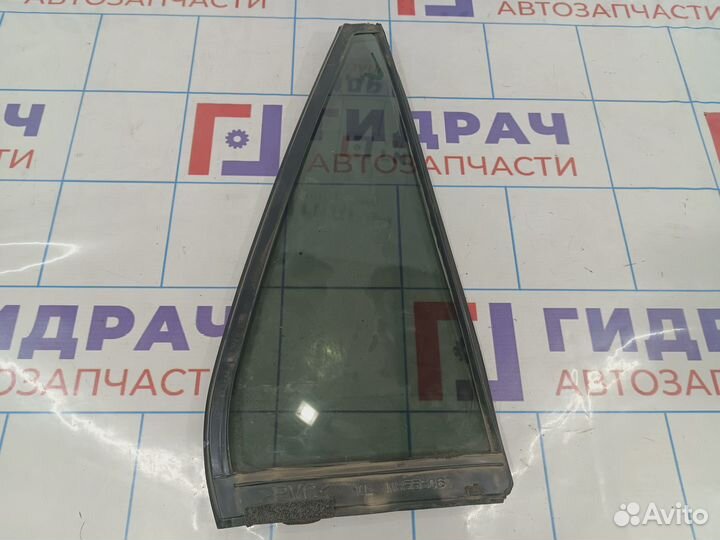 Стекло двери задней левой (форточка) Mitsubishi La
